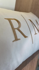 Almofada Personalizada com Inicial | Bordada 50x30 com Enchimento