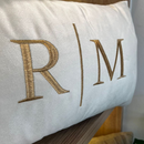 Almofada Personalizada INICIAL | INICIAL Casal Bordada (01 UNIDADE) 50x30 Com Enchimento Cama Posta